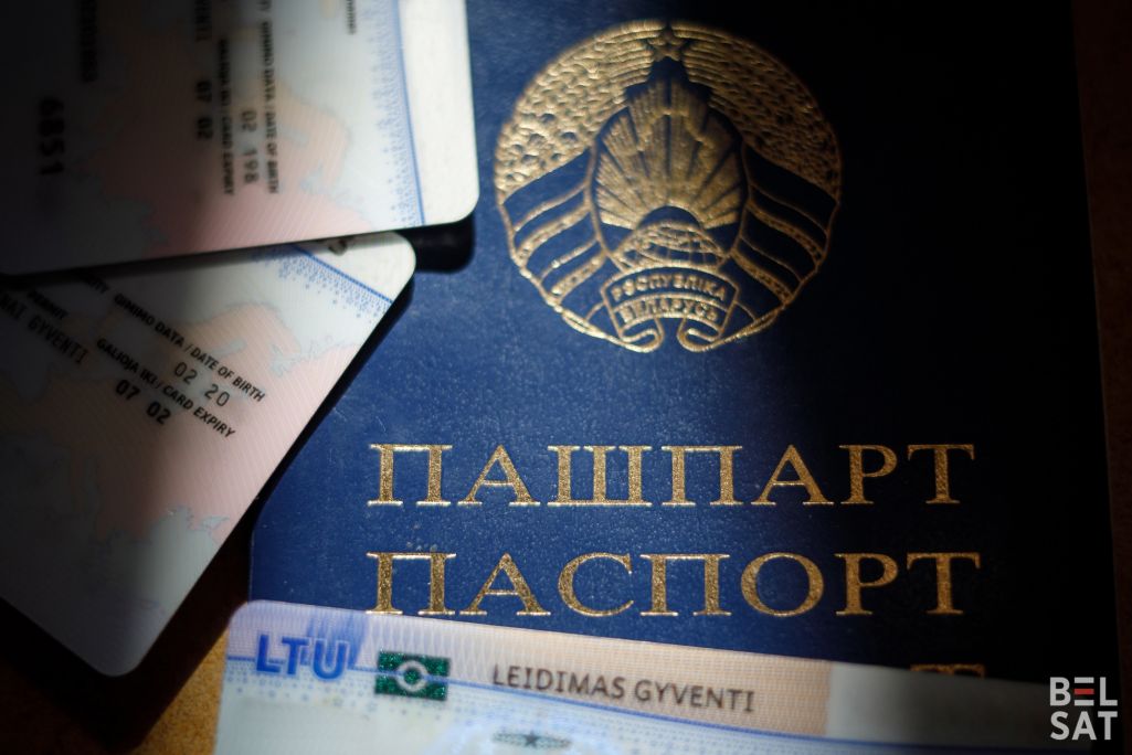 Здымак мае ілюстрацыйны характар. Беларускі пашпарт і часовыя віды на жыхарства ў Літве. (Фота: Белсат)