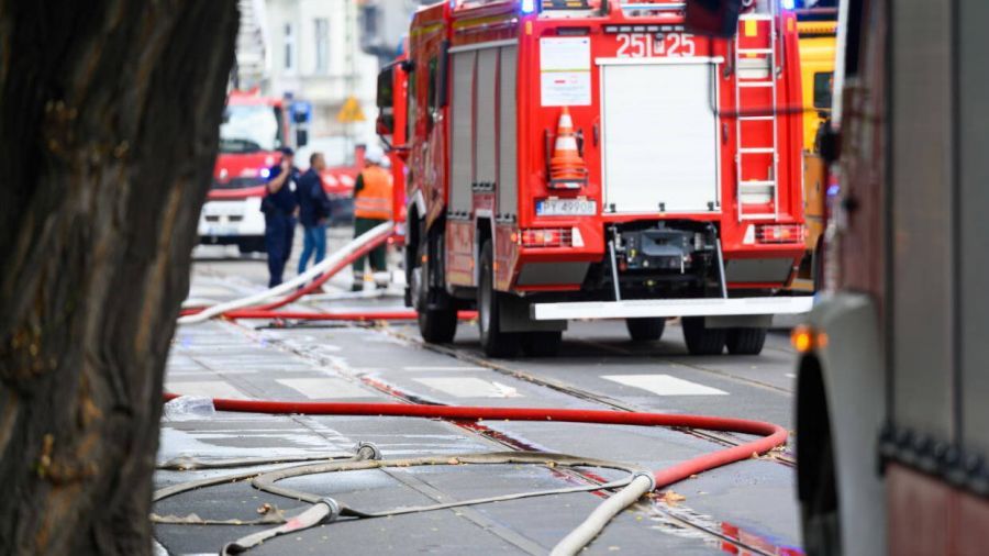 Baranowo. Ewakuacja. Wielki pożar. 16 zastępów straży w akcji (fot. Jakub Kaczmarczyk PAP zdj. ilust.)