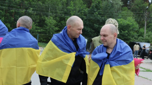 Украінцы, якія былі ў расейскім палоне, па вяртанні на радзіму. 4 ліпеня 2025 года. Фота: Zelenskiy / Telegram