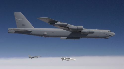 Самалёт «B-52» скідвае бомбу «GBU-57A/B» падчас тэсту на палігоне «White Sands».