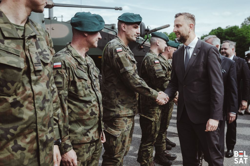 Міністр абароны Польшчы Владыслаў Касіняк-Камыш паціскае рукі экіпажам вайсковай тэхнікі, якія ўдзельнічаюць у выставе падчас канферэнцыі «Defence 24 Days». Варшава, Польшча. 6 траўня 2025 года. Фота: Рауль Дзюк / Белсат
