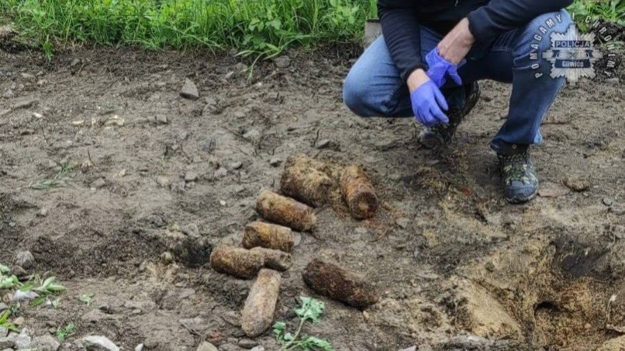 Znaleziono pociski artyleryjskie różnego typu i bomby lotnicze. Fot. Policja Śląska
