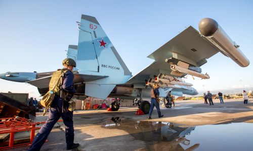 Myśliwiec Su-35 w rosyjskiej bazie wojskowej w Hmemim. Fot. Getty Images/Marina Lystseva/TASS