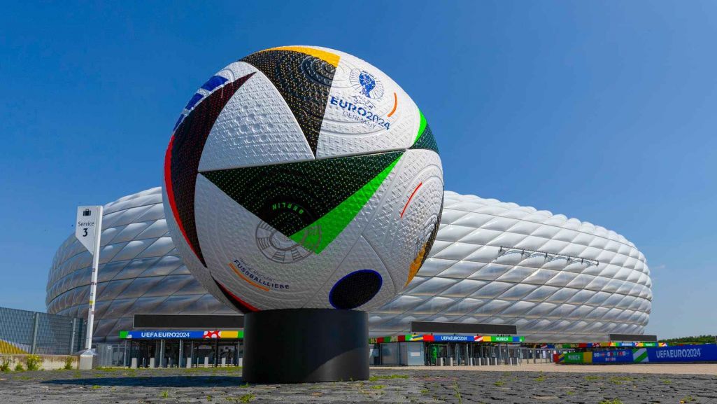 Oficjalna piłka Euro 2024 nosi nazwę Fussballliebe, co dosłownie oznacza „miłość do piłki nożnej”. Fot. Craig Williamson/ SNS/ GettyImages