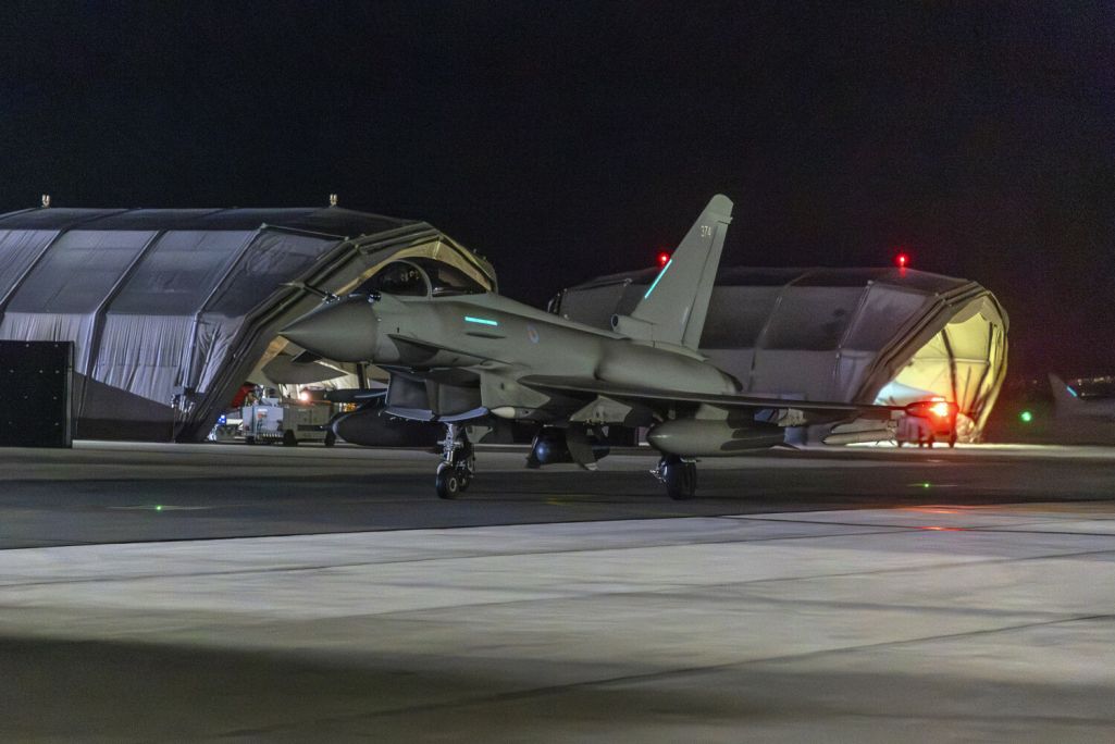 Самалёт «RAF Typhoon» вяртаецца на базу «RAF Akrotiri» на Кіпры пасля ўдару па вайсковых цэлях у Емене. 12 студзеня 2024 года. (Фота: Sgt Lee Goddard / UK Ministry of Defence / AP / East News)