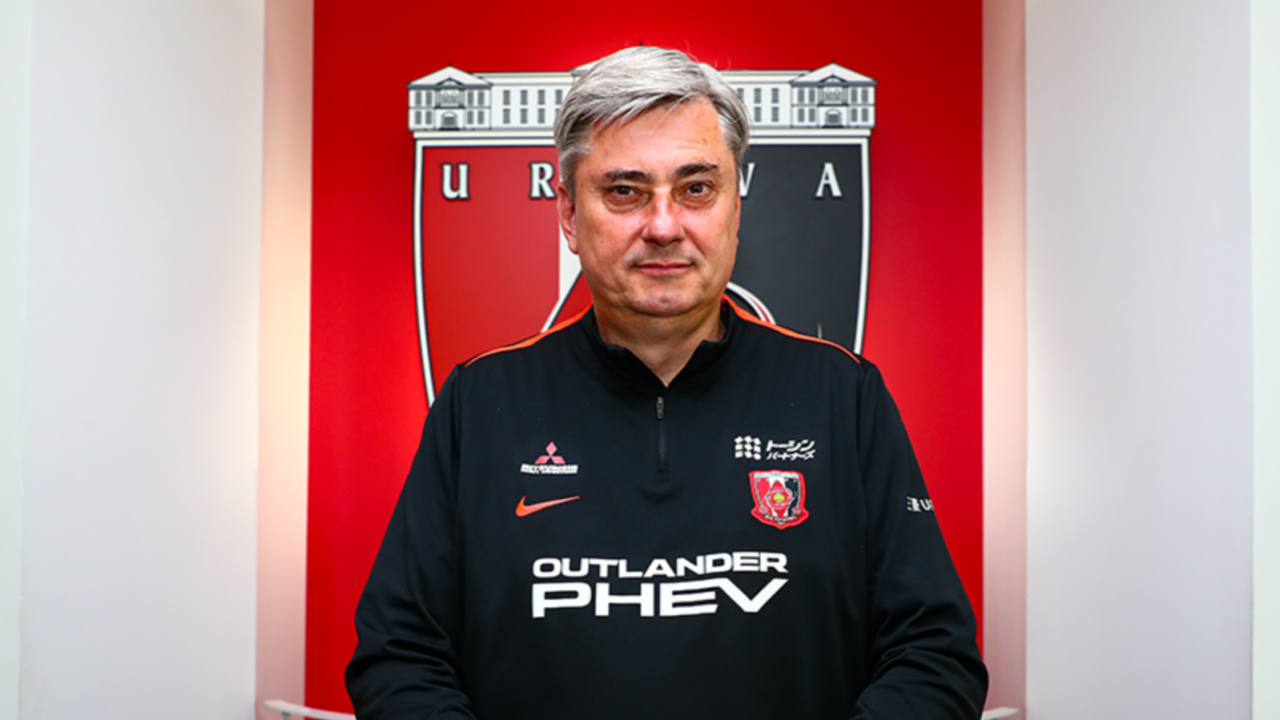Maciej Skorża z nagrodą Trenera Miesiąca (fot. Urawa Reds)