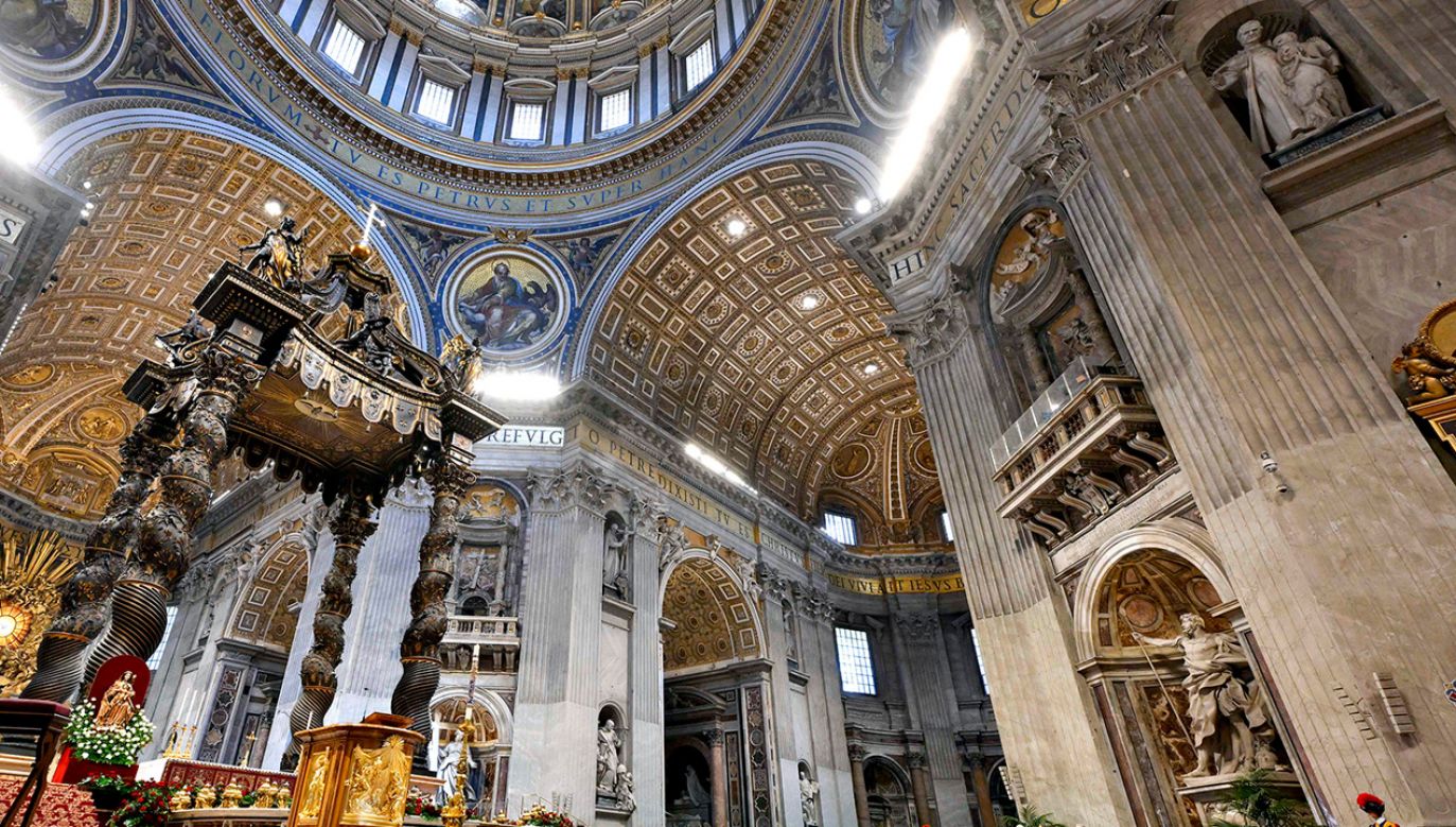 Antywojenny incydent w bazylice św. Piotra (fot.  Vatican Media via Vatican Pool/Getty Images)