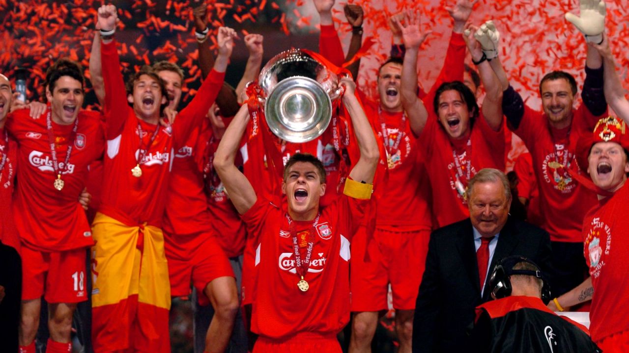 Piłkarze Liverpoolu wygrywający Champions League w 2005 roku (fot. Getty Images)