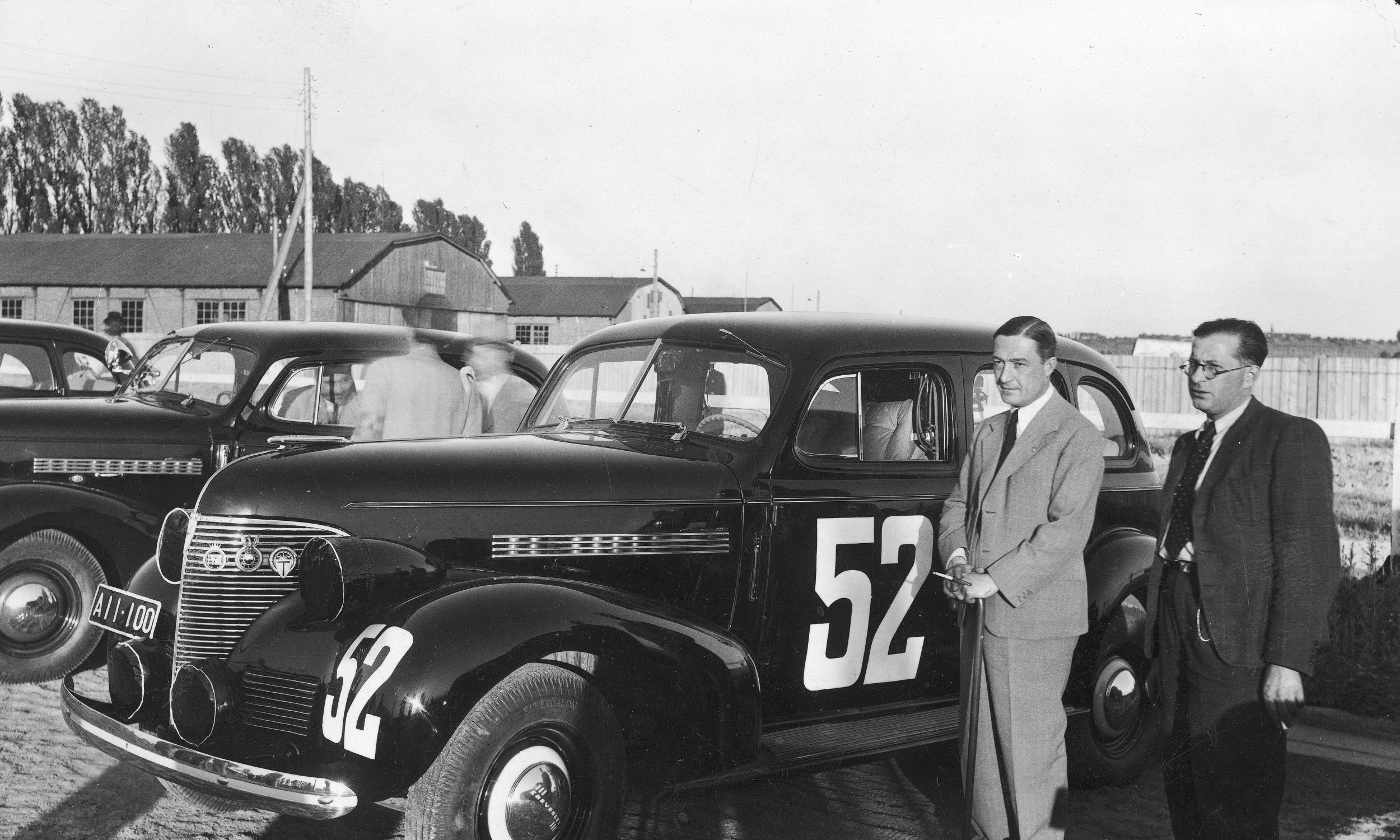 Tadeusz Marek (z prawej) i Krzysztof Siedlecki przy samochodzie marki Chevrolet, w którym startowali w XII Międzynarodowym Rajdzie Automobilklubu Polski w czerwcu 1936 roku. Fot. NAC/IKC