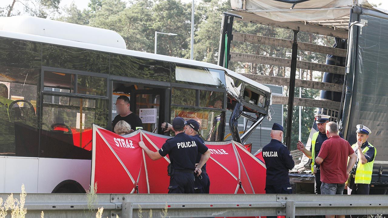 Autobus komunikacji miejskiej zderzył się z ciężarówką (fot. PAP/Paweł Supernak)