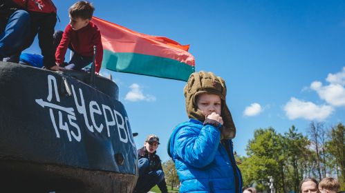 Дети играют возле военной техники во время празднования Дня Победы в Минске, Беларусь. 9 мая 2021 года. Снимок имеет иллюстративный характер. Фото: Белсат