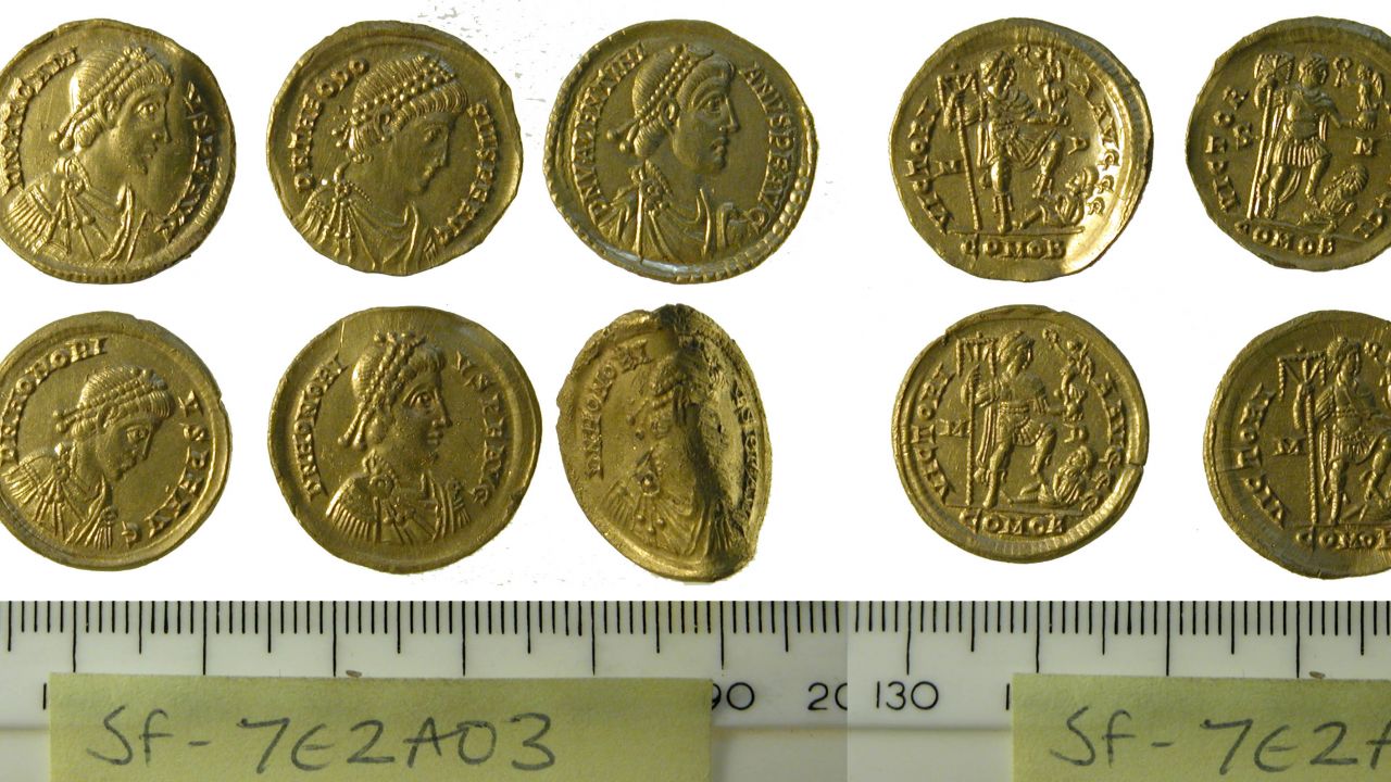 Rzymskie monety z IV w. uznano za prawdziwy skarb (fot. Faye Minter, Suffolk County Council Archaeology Service)