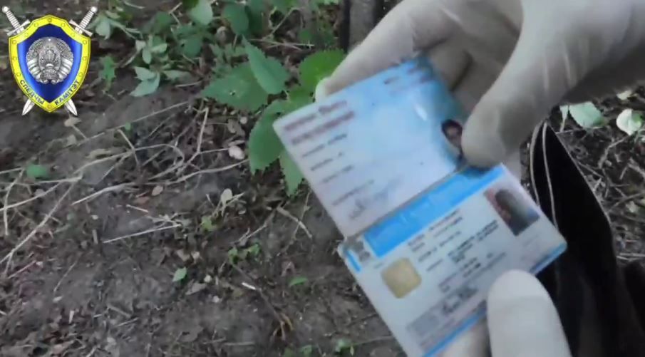 Дакументы, знойдзеныя недалёка ад цела загінулага мігранта. (Фота: скрыншот з відэа / Следственный комитет Беларуси / Telegram)
