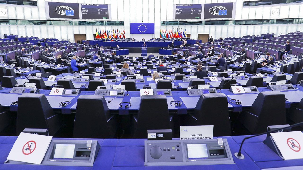 Parlament Europejski przyjął budżet UE na 2022 rok (fot. PAP/EPA/J.WARNAND)