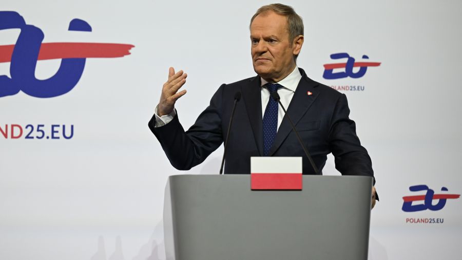 Donald Tusk said his ministries are working on rapid-response mechanisms.&nbsp;Photo: PAP/Adam Warżawa