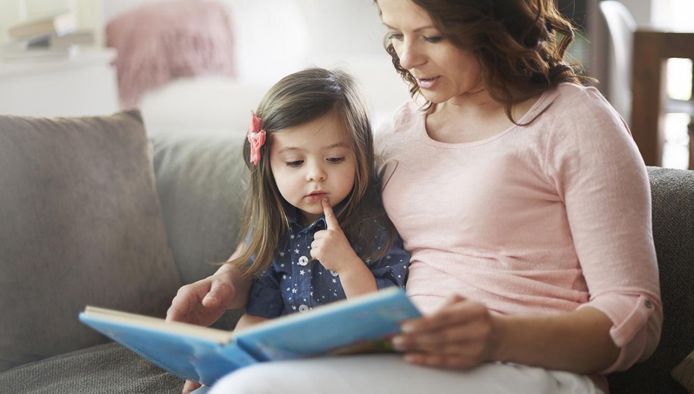 Najlepiej czytać już noworodkowi (fot. Shutterstock/gpointstudio)