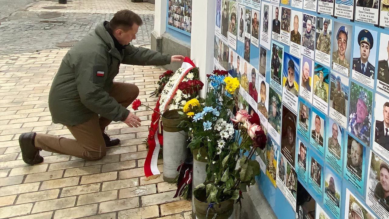 Podczas wizyty w Kijowe Mariusz Błaszczak złożył kwiaty pod Ścianą Pamięci Poległych za Ukrainę przy Soborze św. Michała w Kijowie (fot. TT/@MON_GOV_PL)