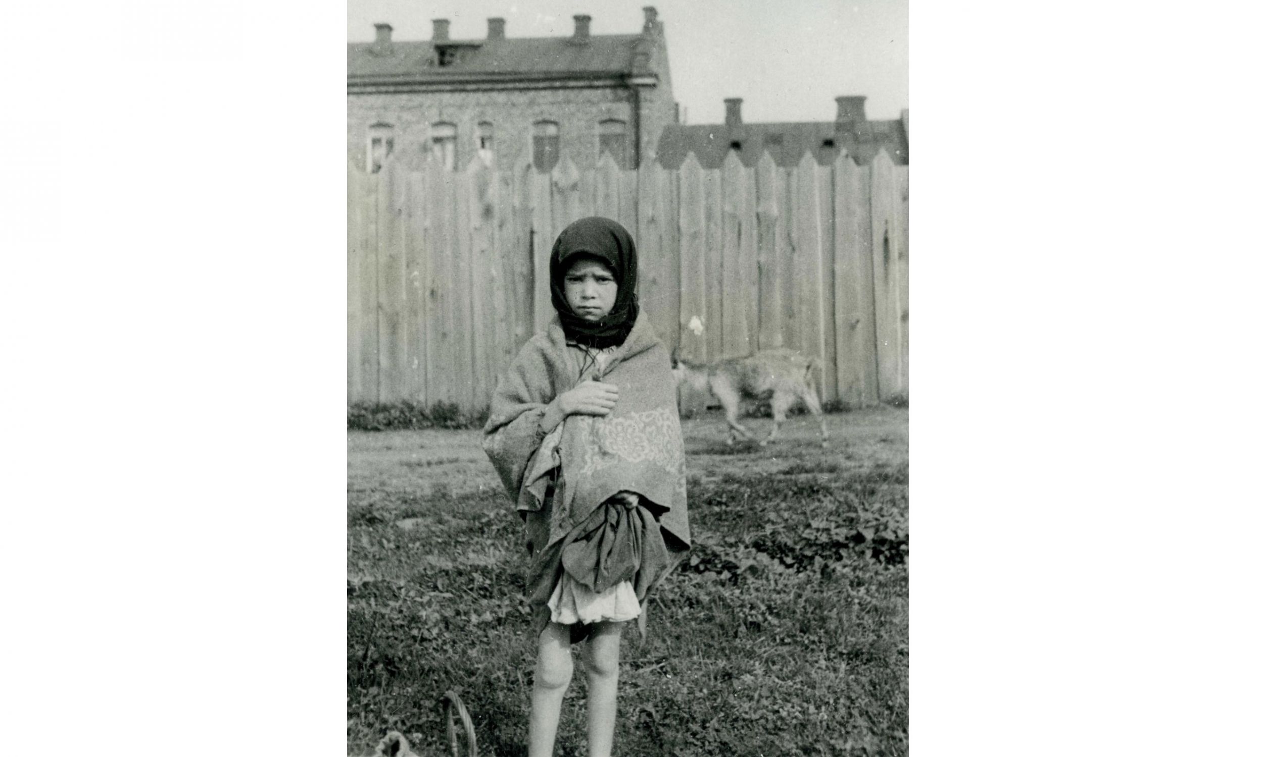 Głodująca dziewczynka w Charkowie. Fot. Wikimedia/ Alexander Wienerberger/Archiwum Diecezji Wiedeńskiej