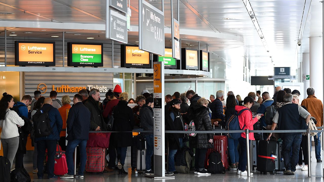 Według Luftahansy strajk dotknął ok. 180 tys. pasażerów (fot. PAP/EPA/LUKAS BARTH-TUTTAS) Według Luftahansy strajk dotknął ok. 180 tys. pasażerów (fot. PAP/EPA/LUKAS BARTH-TUTTAS)