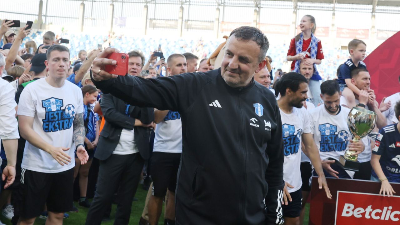 Mariusz Misiura świętuje awans do Ekstraklasy wraz ze swoją drużyną (fot. PAP)