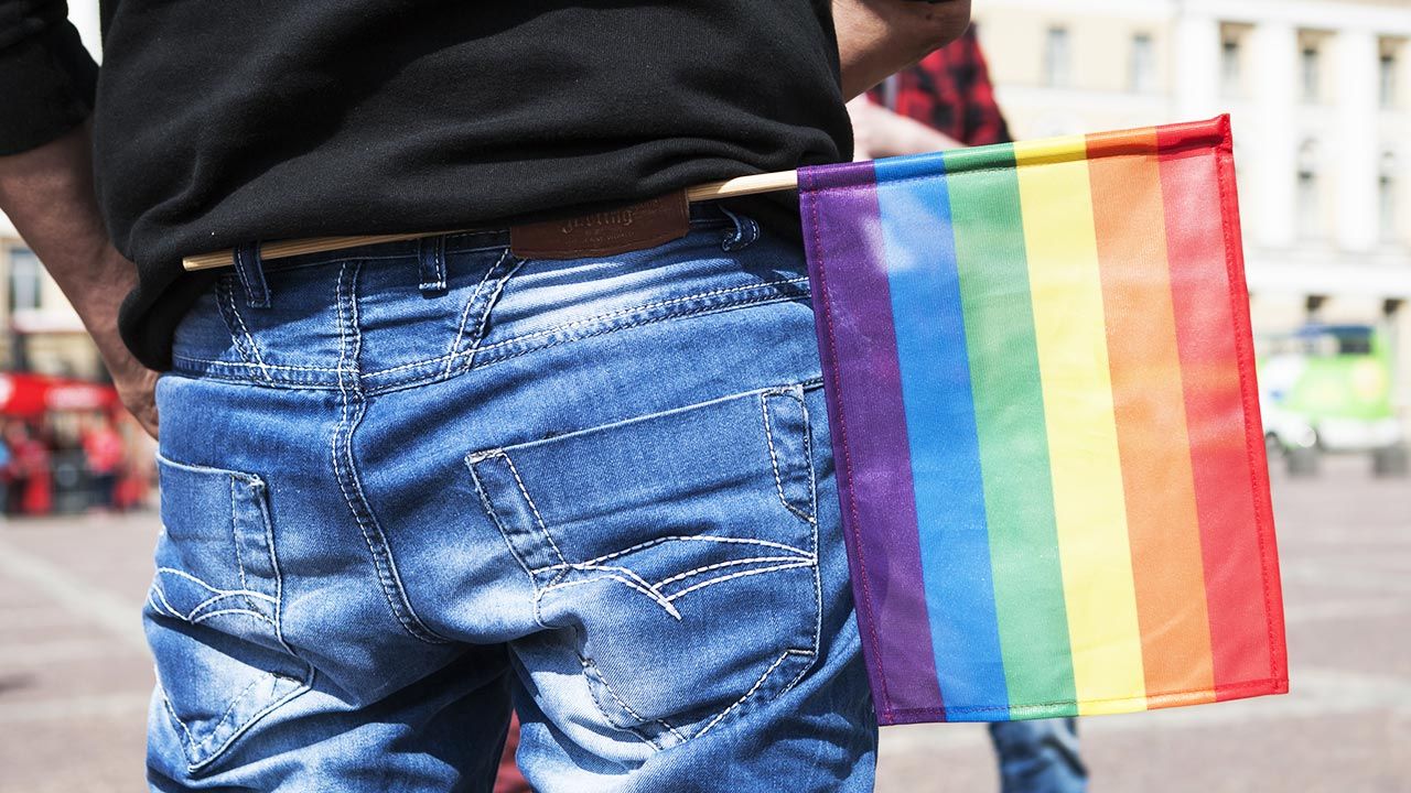 Mężczyzna namalował na ścianie symbole mniejszości seksualnych (fot. Shutterstock/Lasse Ansaharju) Mężczyzna namalował na ścianie symbole mniejszości seksualnych (fot. Shutterstock/Lasse Ansaharju)