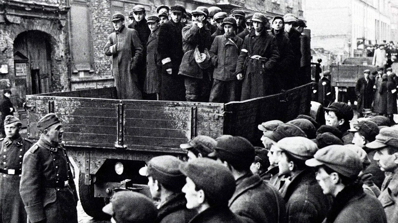 W największej internetowej encyklopedii usuwane są wzmianki o żydowskim pochodzeniu osób współpracujących z Niemcami w czasie Holokaustu (fot. Universal History Archive/UIG via Getty Images) W największej internetowej encyklopedii usuwane są wzmianki o żydowskim pochodzeniu osób współpracujących z Niemcami w czasie Holokaustu (fot. Universal History Archive/UIG via Getty Images)