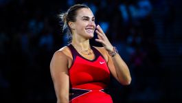 Aryna Sabalenka w nietypowym pojedynku zmierzy się z Australijczykiem Nickiem Kyrgiosem. Wydarzenie w Dubaju nie będzie pierwszym tego typu w historii tenisa (fot. Getty Images)