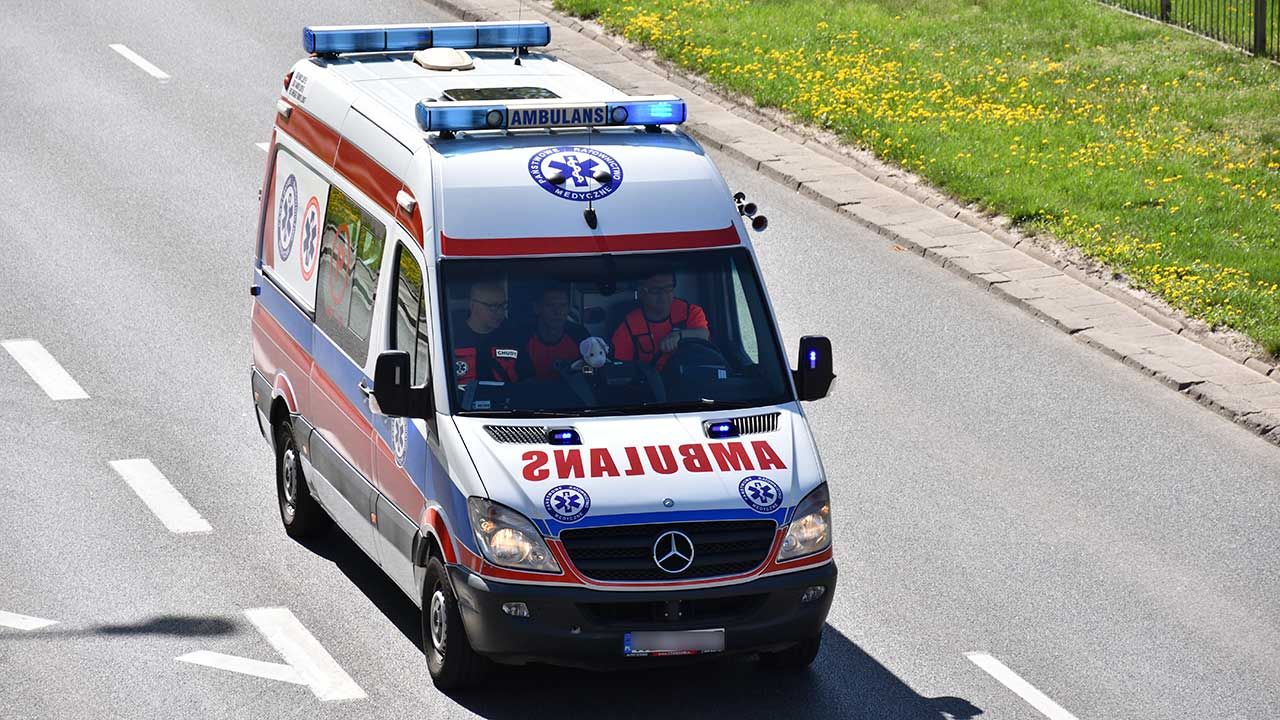Kobieta w ciężkim stanie została przewieziona do szpitala (fot. Shutterstock/OleksSH)