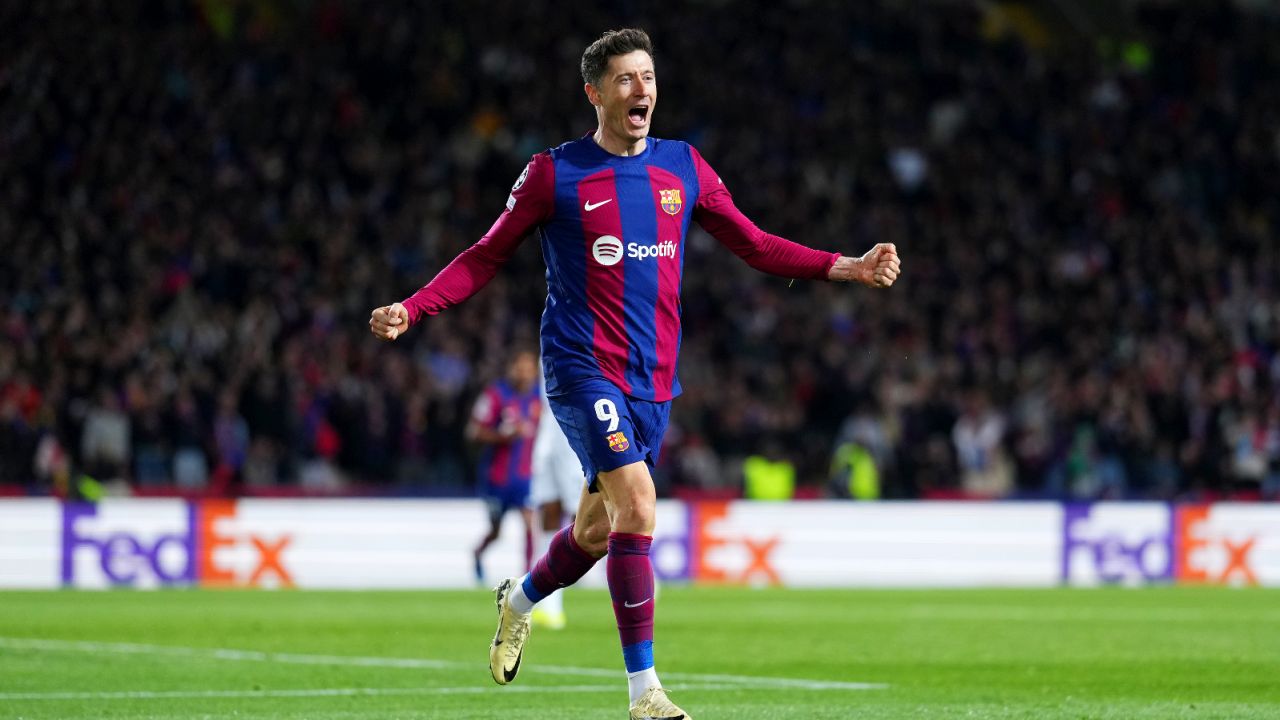 Robert Lewandowski z nagrodą dla piłkarza meczu w Neapolu (fot. Getty).