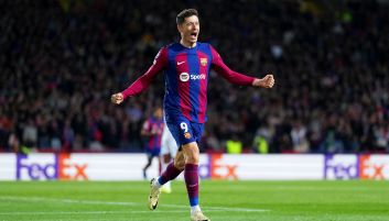 Robert Lewandowski z nagrodą dla piłkarza meczu w Neapolu (fot. Getty).