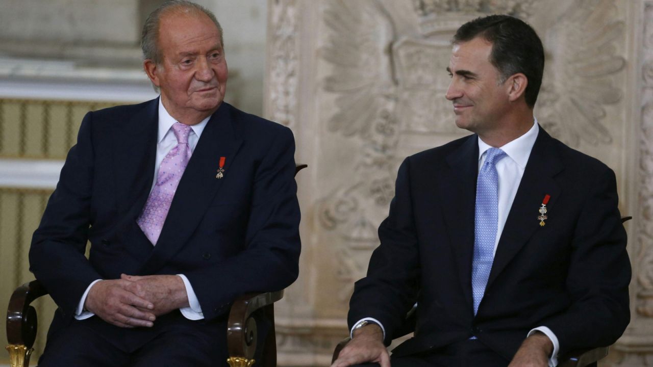 Juan Carlos (z lewej) abdykował, zastąpi go książę Filip (fot. PAP/EPA/JUAN CARLOS HIDALGO)