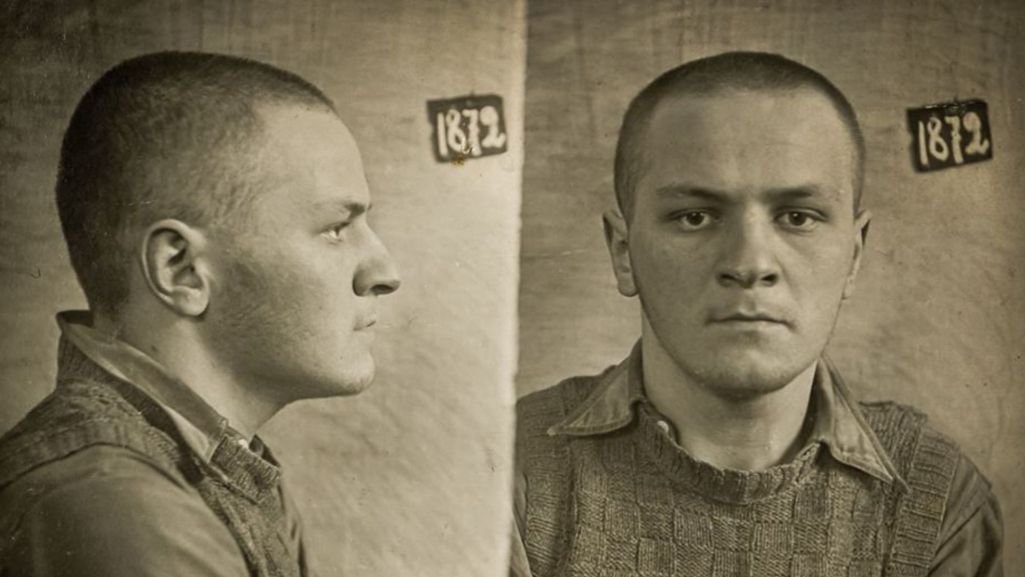 Gustaw Herling-Grudziński po aresztowaniu przed NKWD w Grodnie (1940). Fot. Wikipedia