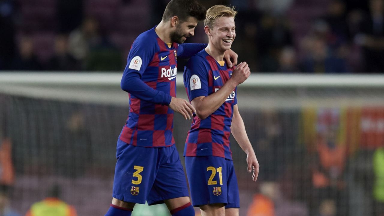 Gerard Pique i Frenkie de Jong przedłużyli kontrakty z Barceloną (fot. Getty Images)