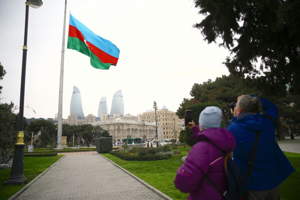 Сцягі на грамадскіх будынках і плошчах па ўсім Азербайджане прыспушчаны да паўмачты пасля крушэння рэйса авіякампаніі «Azerbaijan Airlines» з 67 людзьмі на борце. Баку, Азербайджан. 26 снежня 2024 года. Фота: Resul Rehimov / Anadolu / Abaca Press / East News