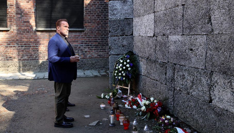 Arnold Schwarzenegger w Auschwitz zapalił znicz pod Ścianą Straceń, wrzesień 2022 r. (fot. Vito Corleone/SOPA Images/LightRocket via Getty Images)