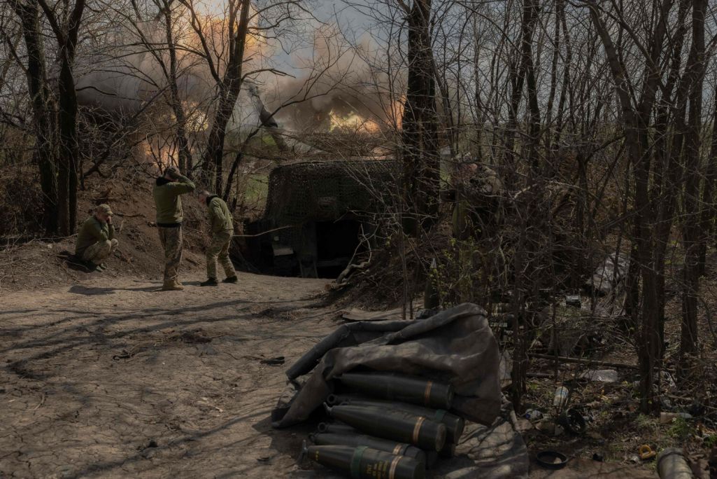 Украінскія вайскоўцы артылерыйскага падраздзялення палка «Скала» ЗСУ страляюць з гаўбіцы М109 па расейскіх пазіцыях у неўстаноўленым месцы ў Данецкай вобласці, Украіна. 23 красавіка 2025 года. Фота: Roman Pilipey / AFP / East News