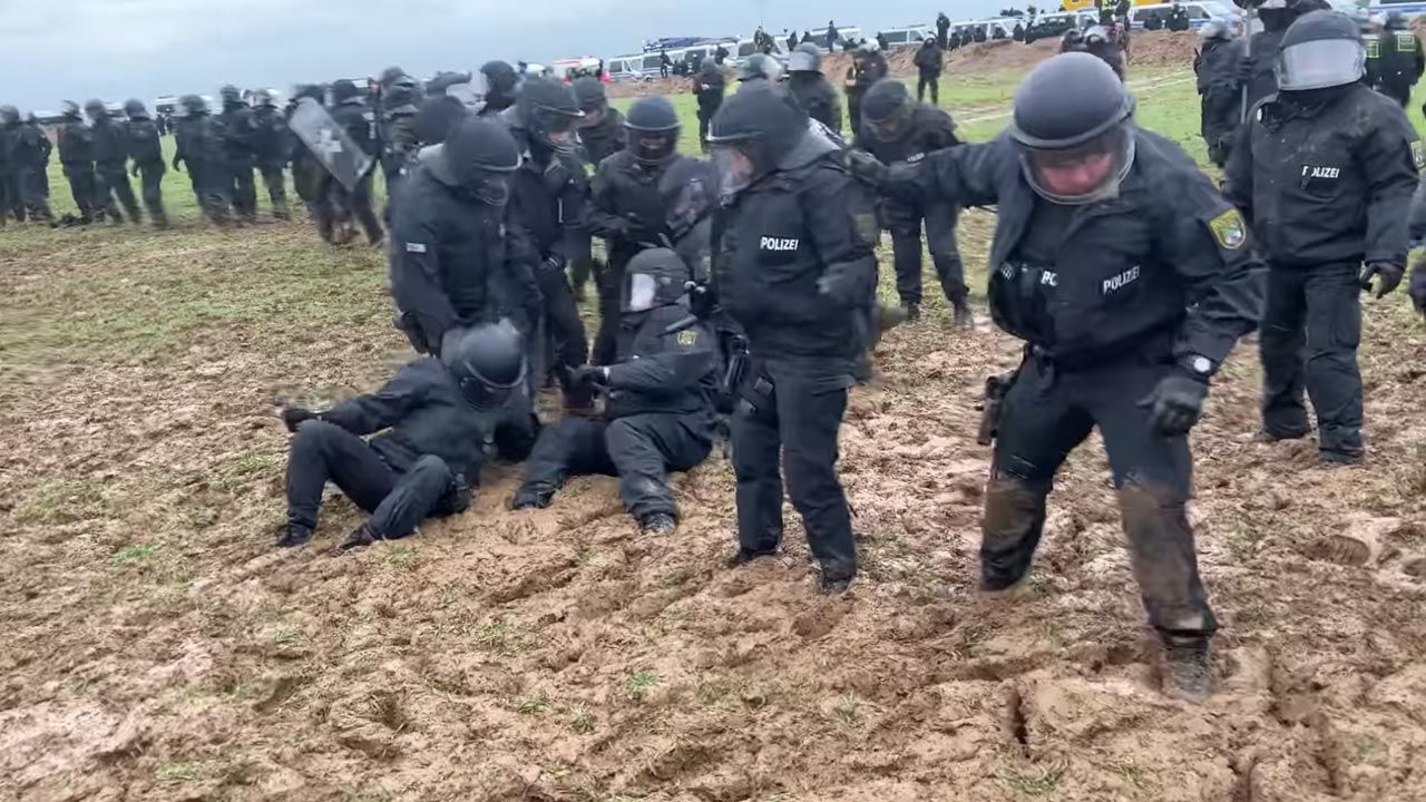 Niemieccy policjanci w akcji w Lutzerath (fot. YouTube/Martin Lejeune)