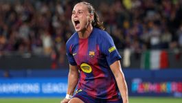 Na zdjęciu Ewa Pajor celebruje ważny moment na boisku – z zaciśniętymi pięściami i okrzykiem radości na twarzy. Ubrana w domowy strój drużyny z charakterystycznymi bordowo-granatowymi pasami, herbem klubu i logo sponsora, emanuje siłą i determinacją. W tle widać kibiców, co sugeruje międzynarodowy charakter spotkania. To ujęcie oddaje atmosferę triumfu i pasji, która towarzyszy powrotowi do treningów – wiadomość, którą FC Barcelona z dumą przekazała w mediach społecznościowych (fot. Getty Images)