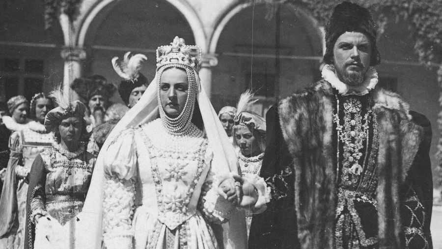Podczas pierwszej emisji telewizyjnej w Polsce 5 października 1938 roku wyemitowano film Józefa Lejtesa "Barbara Radziwiłłowna". Na fotografii Jadwiga Smosarska jako Barbara Radziwiłłówna i Witold Zacharewicz jako Zygmunt August. Fot. NAC/IKC