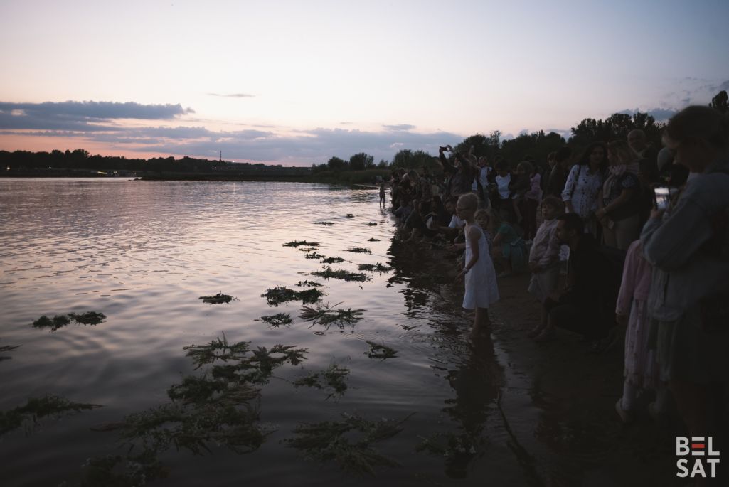 Беларусы святкуюць Купалле на беразе Віслы. Варшава, Польшча. 24 чэрвеня 2023 года. (Фота: Міра Ляселішская / Белсат)