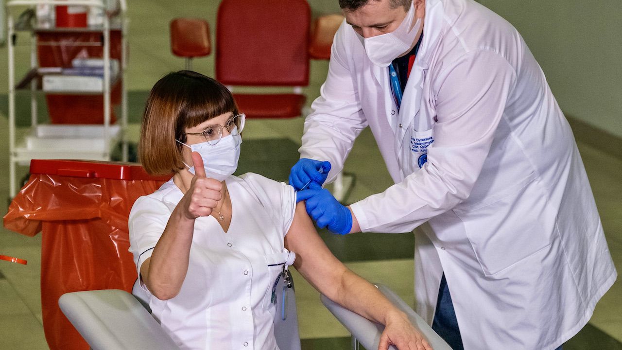 Szczepienia wśród lekarzy (fot. K.Dobuszynski/Nur/Getty Images) Szczepienia wśród lekarzy (fot. K.Dobuszynski/Nur/Getty Images)