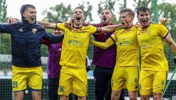 Piłkarze Polonii Bytom (fot. 400mm/Jacek Stanisławek) Piłkarze Pogoni (fot. Pogoń Grodzisk Mazowiecki)