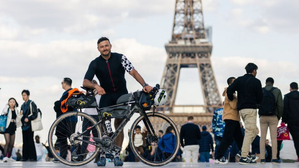 Polak w siedem dni pokonuje na rowerze 1800 kilometrów z Warszawy do Paryża