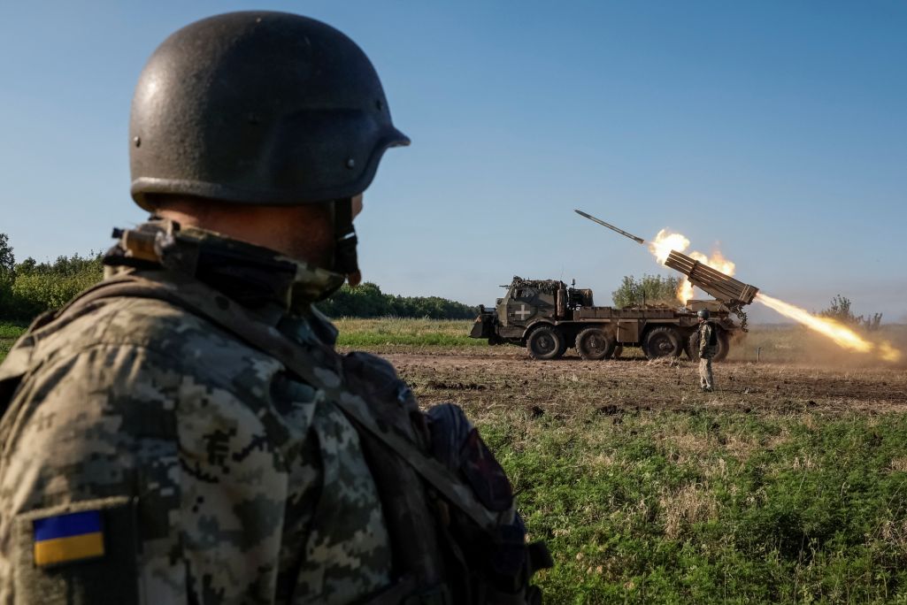 Здымак мае ілюстрацыйны характар. Украінскія вайскоўцы 110-й асобнай механізаванай брыгады ЗСУ страляюць з рэактыўнай сістэмы залпавага агню РМ-70 «Вампір» па расейскіх войсках каля лініі фронту ў Данецкай вобласці, Украіна. 30 чэрвеня 2024 года. (Фота: Alina Smutko / Reuters / Forum)
