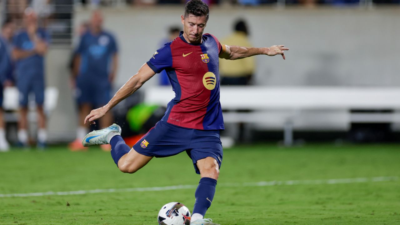 Robert Lewandowski pojawił się na placu gry w drugiej połowie meczu z Manchesterem City (fot. Getty)