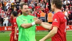 Jerzy Dudek w meczu legend Liverpoolu i Barcelony (fot. Getty)