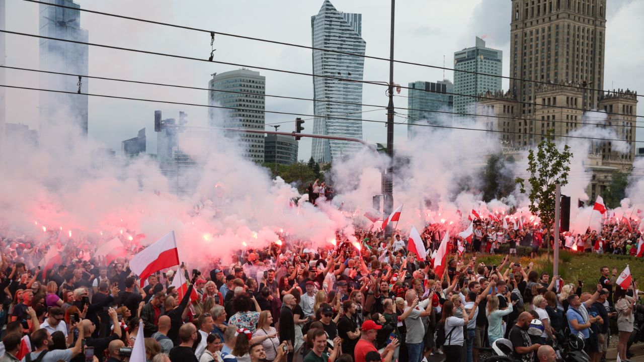 Warszawa zamarła. W godzinę „W” zawyły syreny i rozbrzmiały dzwony