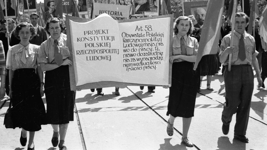 Studenci UJ z hasłami popierającymi projekt Konstytucji PRL 1-Majowego w 1952 roku. Fot. PAP/CAF