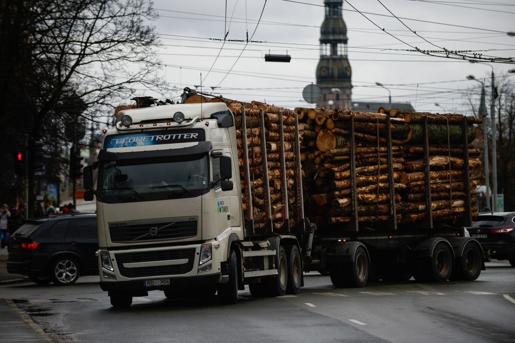 Грузавік з драўнінай едзе па кальцавой дарозе ў Рызе, Латвія. Здымак мае ілюстрацыйны характар. Фота: Амара Маркеса / Sopa Images / Light Rocket праз Getty Images