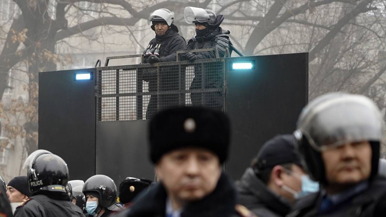 Służby tłumią protesty w Kazachstanie (fot. PAP/EPA/STR)
